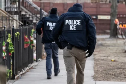 Mulher é morta por agente de imigração durante operação nos EUA