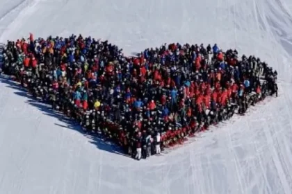 Esquiadores homenageiam vítimas do incêndio em bar na Suíça; veja