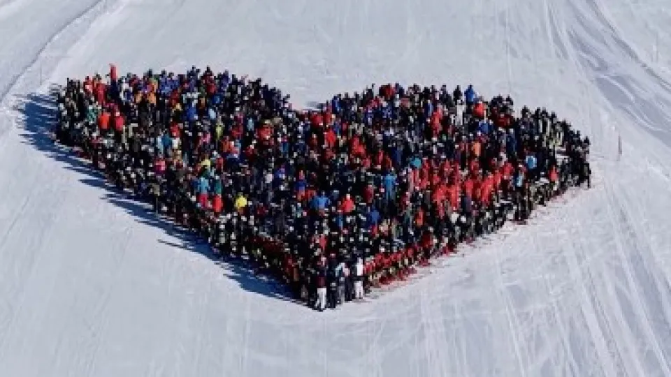 Esquiadores homenageiam vítimas do incêndio em bar na Suíça; veja