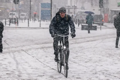 Frio de -30°C na Europa causa mortes e prejudica voos, linhas de trem e estradas