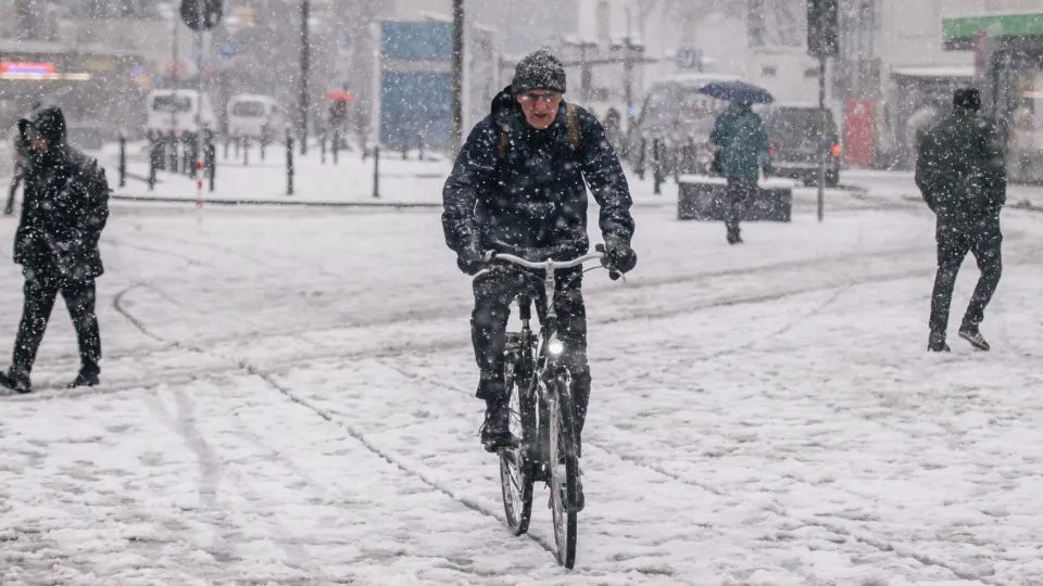 Frio de -30°C na Europa causa mortes e prejudica voos, linhas de trem e estradas