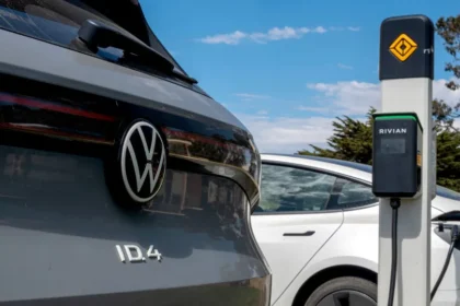 Criança britânica morre atropelada por carro elétrico: