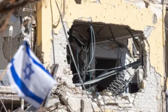 Israel ataca alvos que seriam dos grupos Hamas e Hezbollah no Líbano