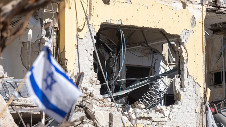 Israel ataca alvos que seriam dos grupos Hamas e Hezbollah no Líbano