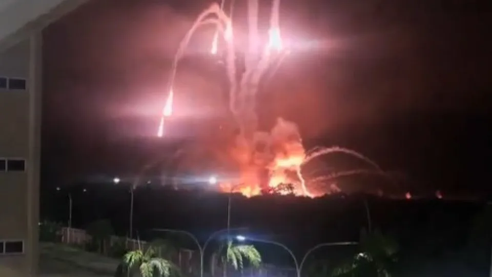 Vídeos de moradores mostram explosões na capital da Venezuela