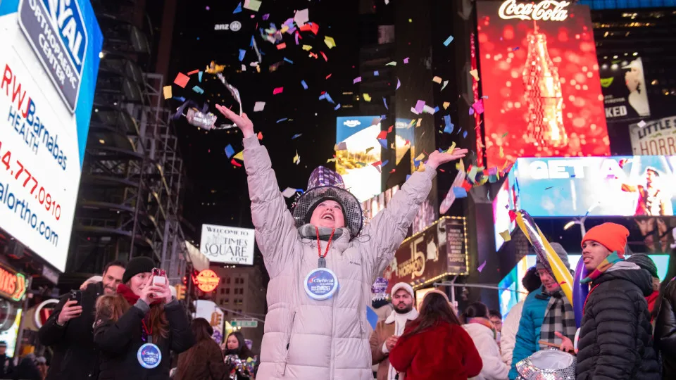Olá, 2026! Mundo celebra chegada do Ano Novo com fogos, luz e cor