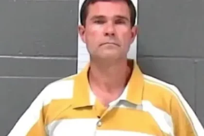 Prefeito é preso após ser flagrado cheirando calcinhas de adolescente