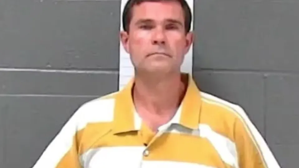 Prefeito é preso após ser flagrado cheirando calcinhas de adolescente