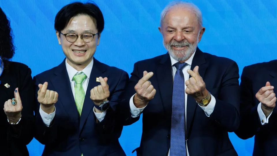 Lula exibe luva com quatro dedos em encontro com presidente da Coreia do Sul