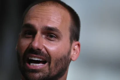 Flávio diz que Eduardo quer disputar o Senado mesmo vivendo nos EUA