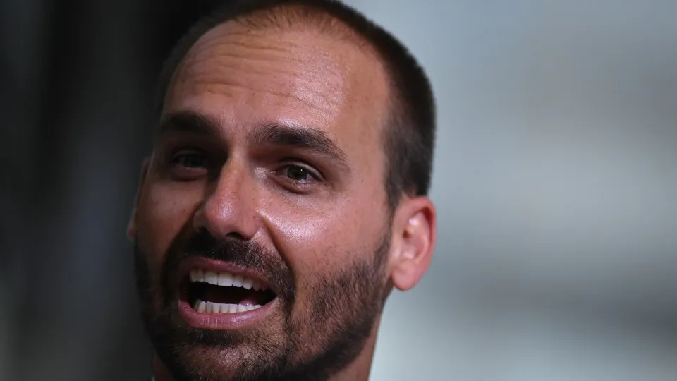 Flávio diz que Eduardo quer disputar o Senado mesmo vivendo nos EUA