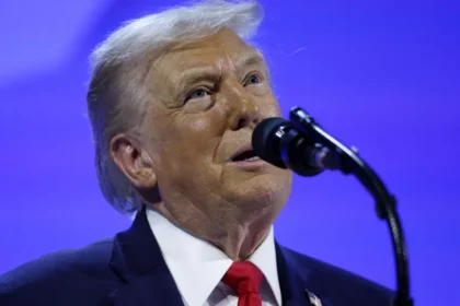 Diante de juízes da Suprema Corte, Trump critica queda das tarifas em discurso no Congresso