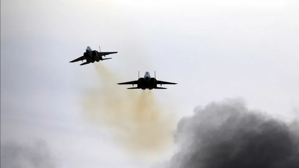 EUA enviam supercaças a Israel antes de negociar com o Irã