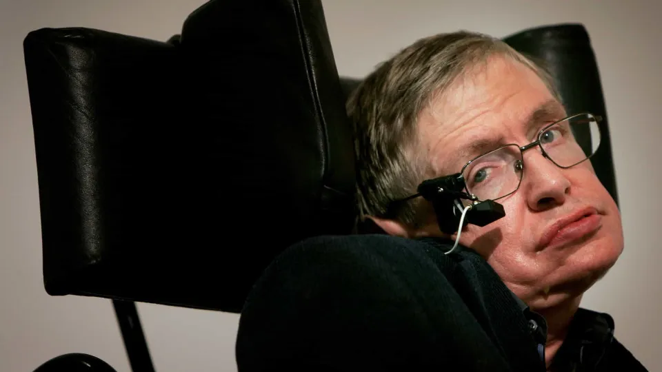 Família rebate críticas por foto de Stephen Hawking em ilha de Epstein