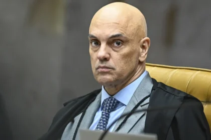 Moraes determina uso de tornozeleira em 6º alvo de apuração sobre vazamento de dados