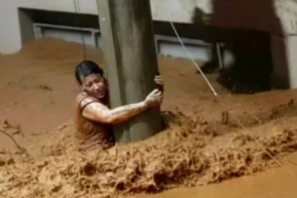 Mulher se emociona após sobreviver em MG agarrada a poste; vídeo