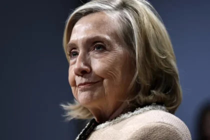 Clinton depõe, diz não conhecer Epstein e desafia Trump a depor