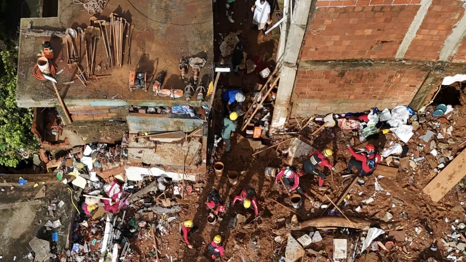 Chega a 68 o número de mortos após chuvas na zona da mata, em Minas Gerais