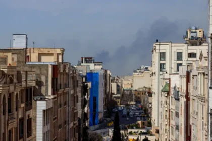 EUA e Israel atacam Irã; Trump fala em