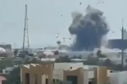 Vídeo mostra momento em que Irã ataca base naval americana no Bahrein