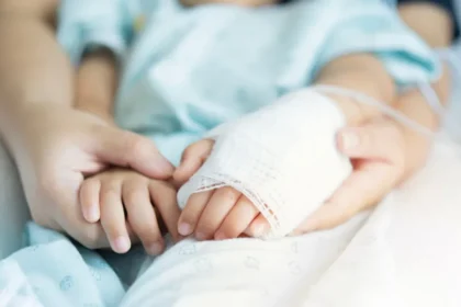 Menino de 2 anos recebe coração “queimado” e mãe pede milagre; entenda