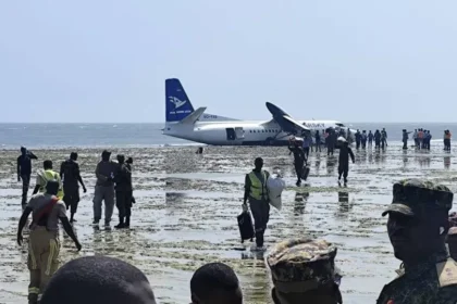 Avião com 55 pessoas faz pouso de emergência e vai parar no mar; veja