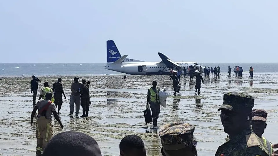 Avião com 55 pessoas faz pouso de emergência e vai parar no mar; veja
