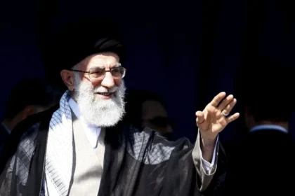 Televisão estatal iraniana confirma a morte de Ali Khamenei