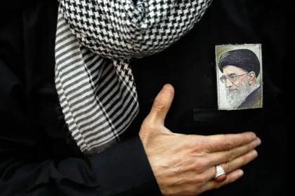 Irã decreta 40 dias de luto e sete feriados pela morte de Ali Khamenei