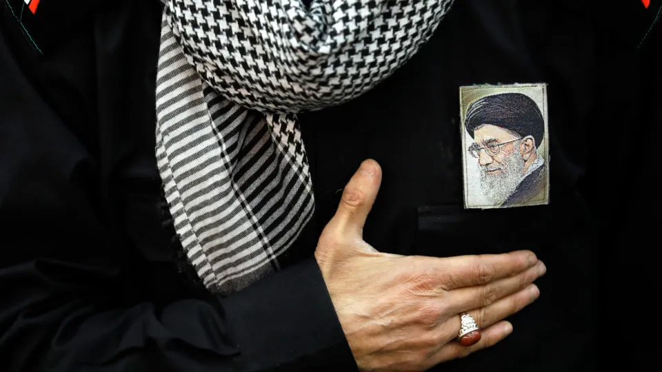 Irã decreta 40 dias de luto e sete feriados pela morte de Ali Khamenei