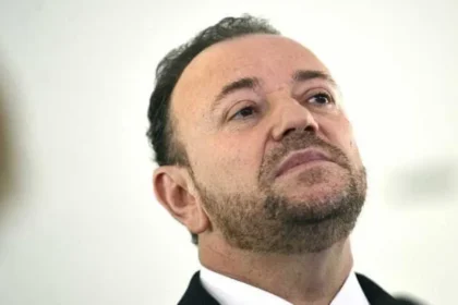 Presidente do PT diz que Flávio Bolsonaro é