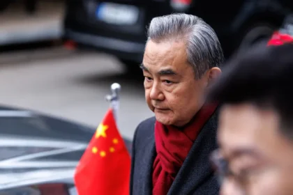 Chanceler da China afirma que matar o líder de um Estado soberano é inaceitável