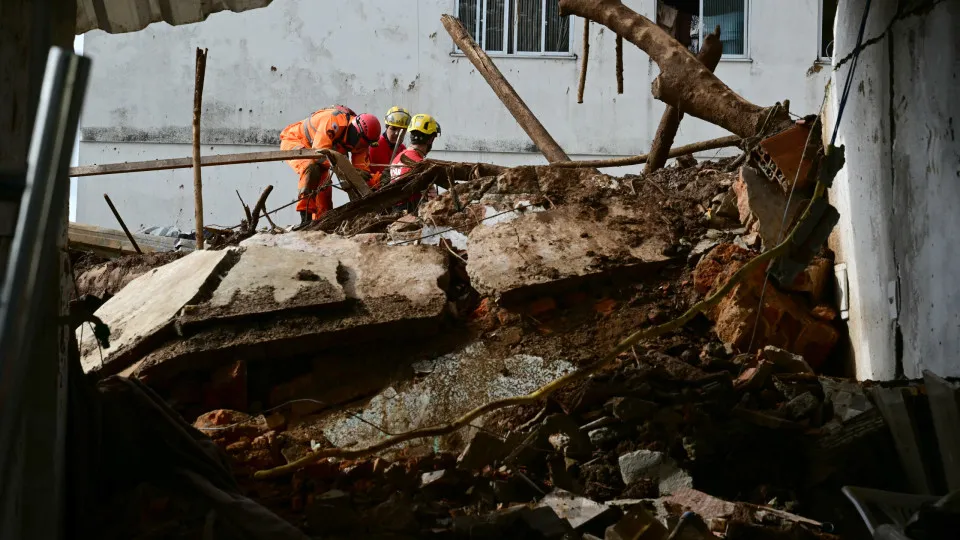 Porteirinha (MG) retira moradores de casa após risco de rompimento de barragem de captação de água