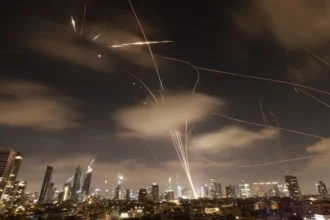 Equipe da CNN Turca é presa após filmar mísseis em Israel; vídeo