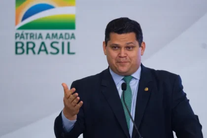 Alcolumbre diz que se Lula quer falar com ele, deve procurá-lo