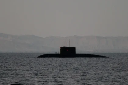 Submarino dos EUA afunda navio do Irã e mata ao menos 87