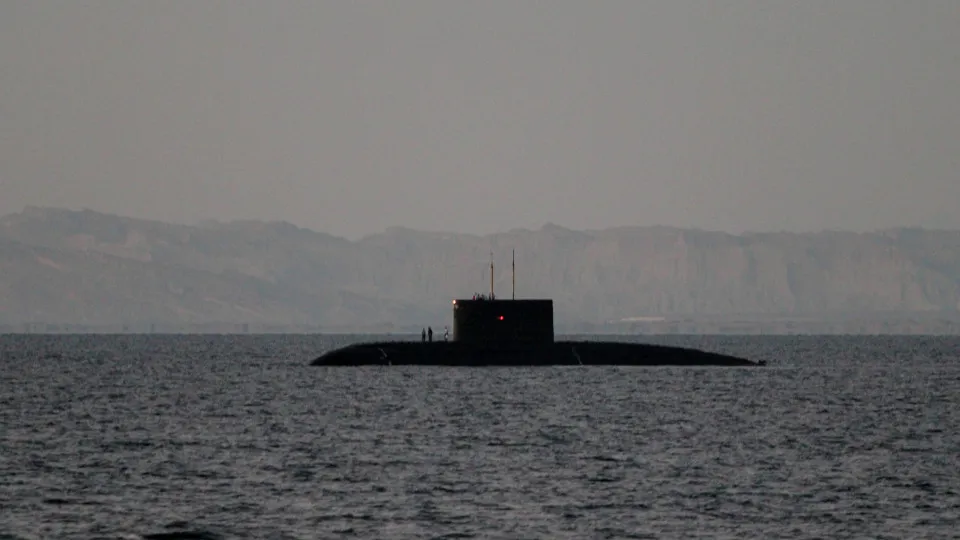 Submarino dos EUA afunda navio do Irã e mata ao menos 87