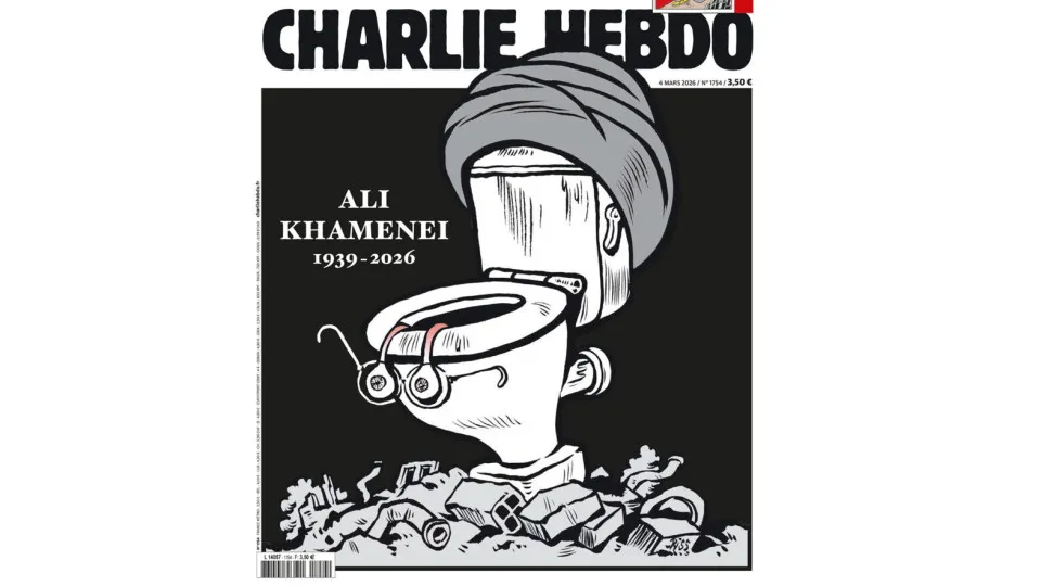 Charlie Hebdo dedica capa à morte de Khamenei com privada e turbante