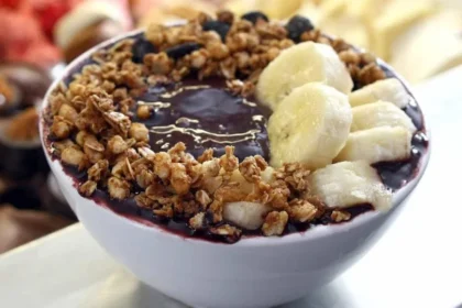 Ambulante cobra R$ 700 de turistas por dois açaís e acaba preso no RJ