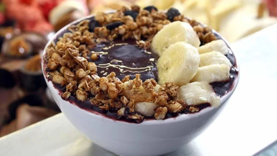 Ambulante cobra R$ 700 de turistas por dois açaís e acaba preso no RJ