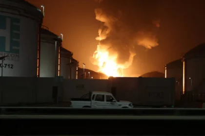 Irã lança nova onda de ataques contra Israel e países do Golfo