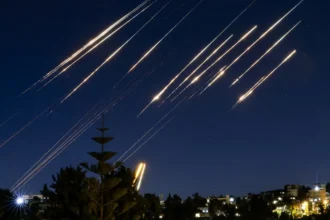 Israel lança nova onda de ataques contra o Irã