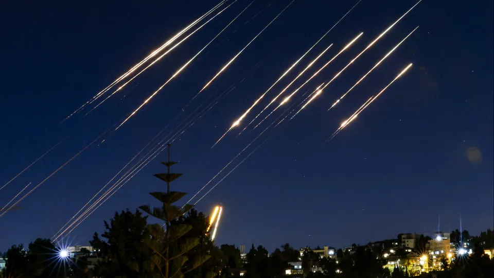 Israel lança nova onda de ataques contra o Irã