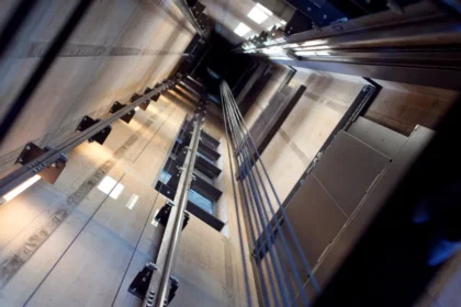 Elevador despenca 11 andares em prédio comercial no Recife e deixa feridos