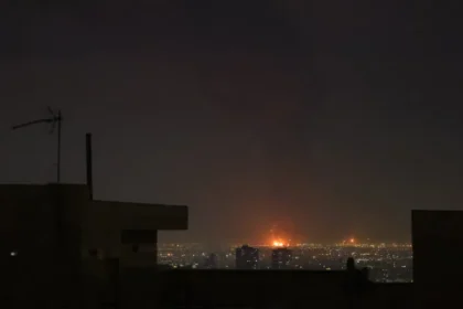 Depósitos e armazéns petrolíferos no Irã são atacados durante a madrugada