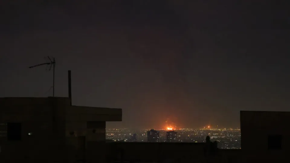 Depósitos e armazéns petrolíferos no Irã são atacados durante a madrugada