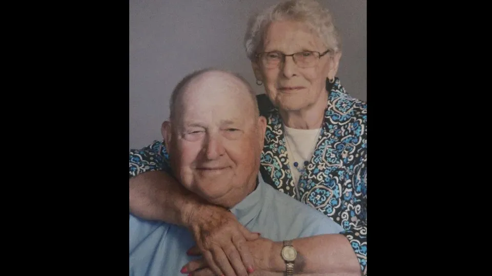 Juntos até o último suspiro: casal morre de mãos dadas após 70 anos