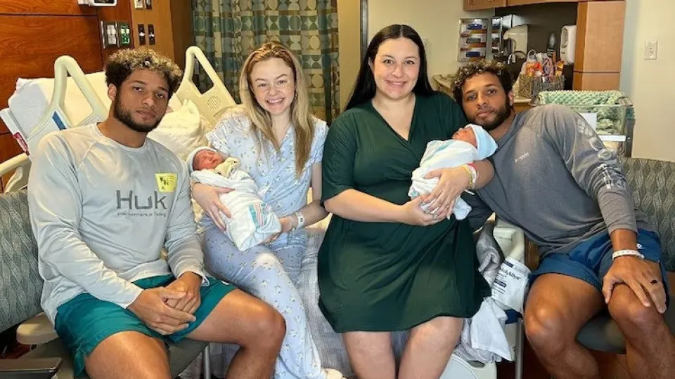 Irmãos gêmeos viram pais no mesmo dia e no mesmo hospital nos EUA