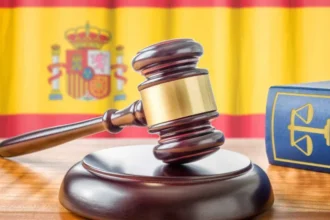 Mulher é morta com 16 facadas; acusado diz que ela caiu sobre faca