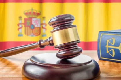 Mulher é morta com 16 facadas; acusado diz que ela caiu sobre faca